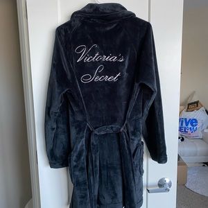 ✨Victoria’s secret plush robe✨